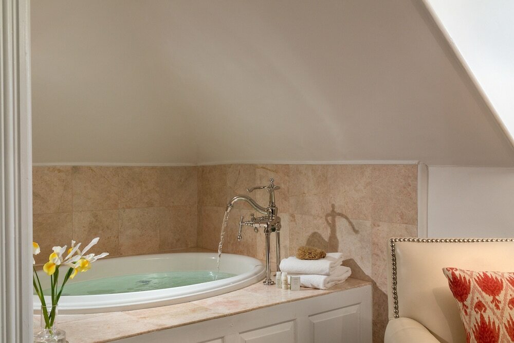 Фото Chateau Inn and Suites