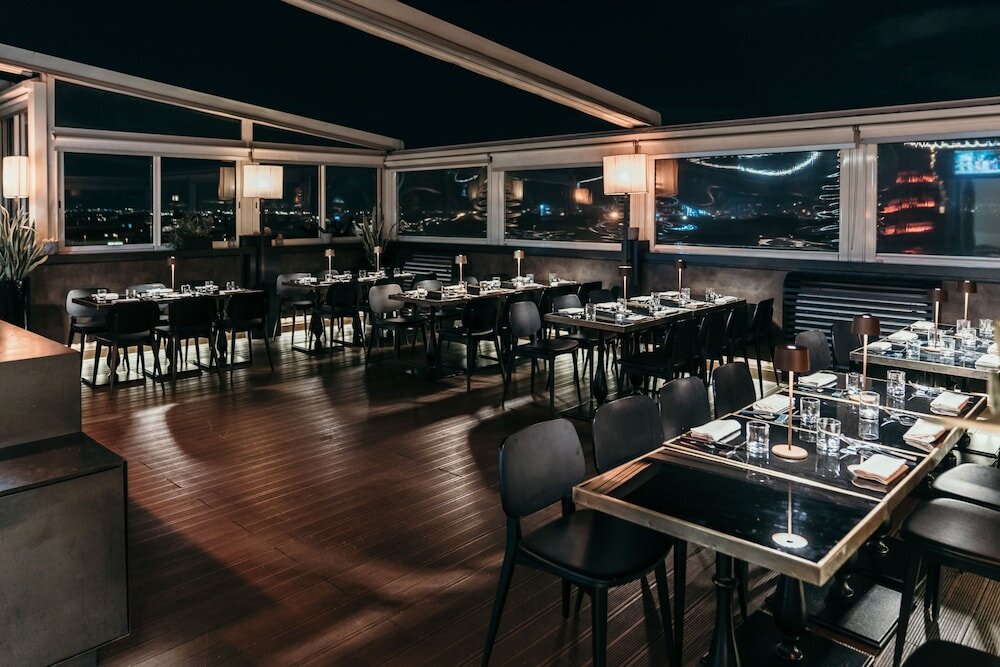 Фото The Independent Hotel