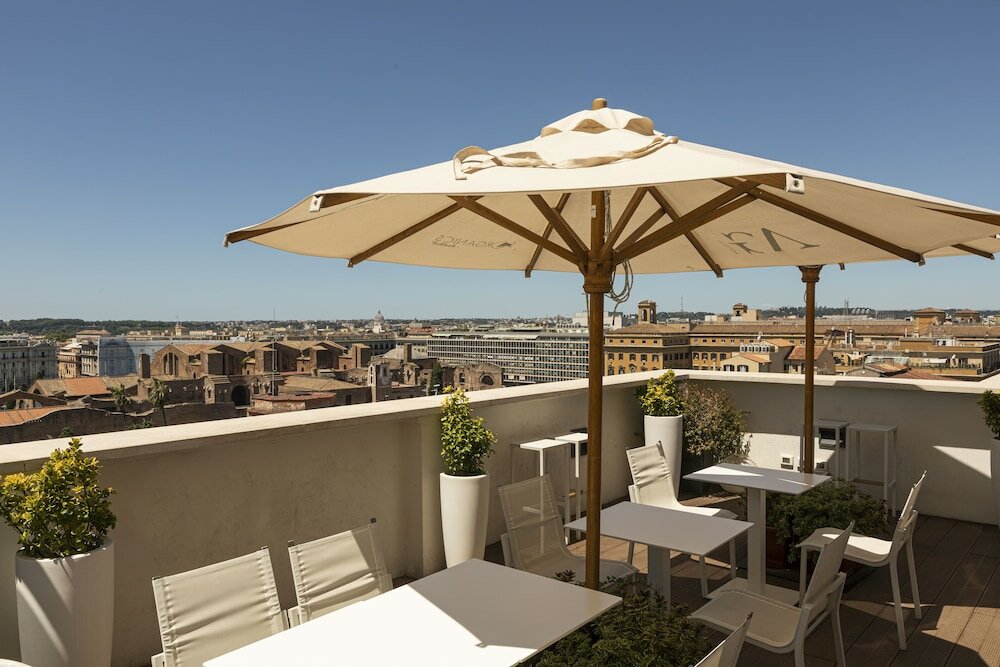 Фото The Independent Hotel