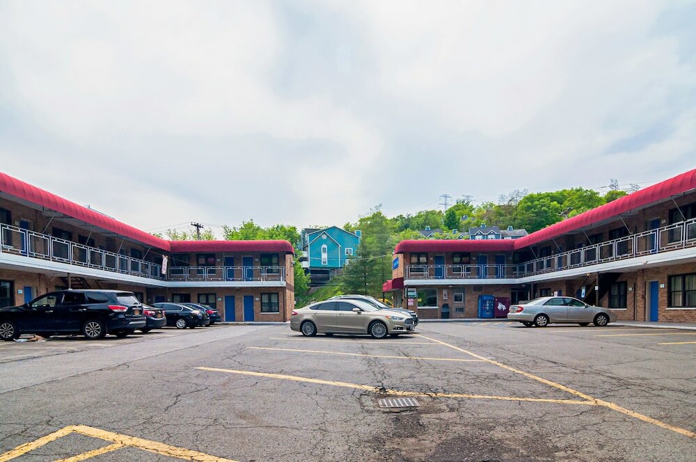 Фото Motel 6 Elmsford, Ny - White Plains