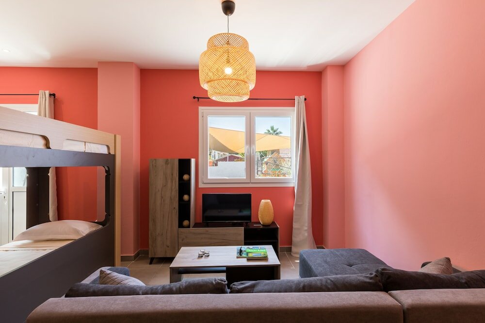 Фото Local Hostel & Suites