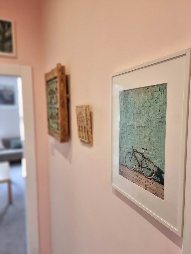 Фото Vibrant Spacious Apartment In West End