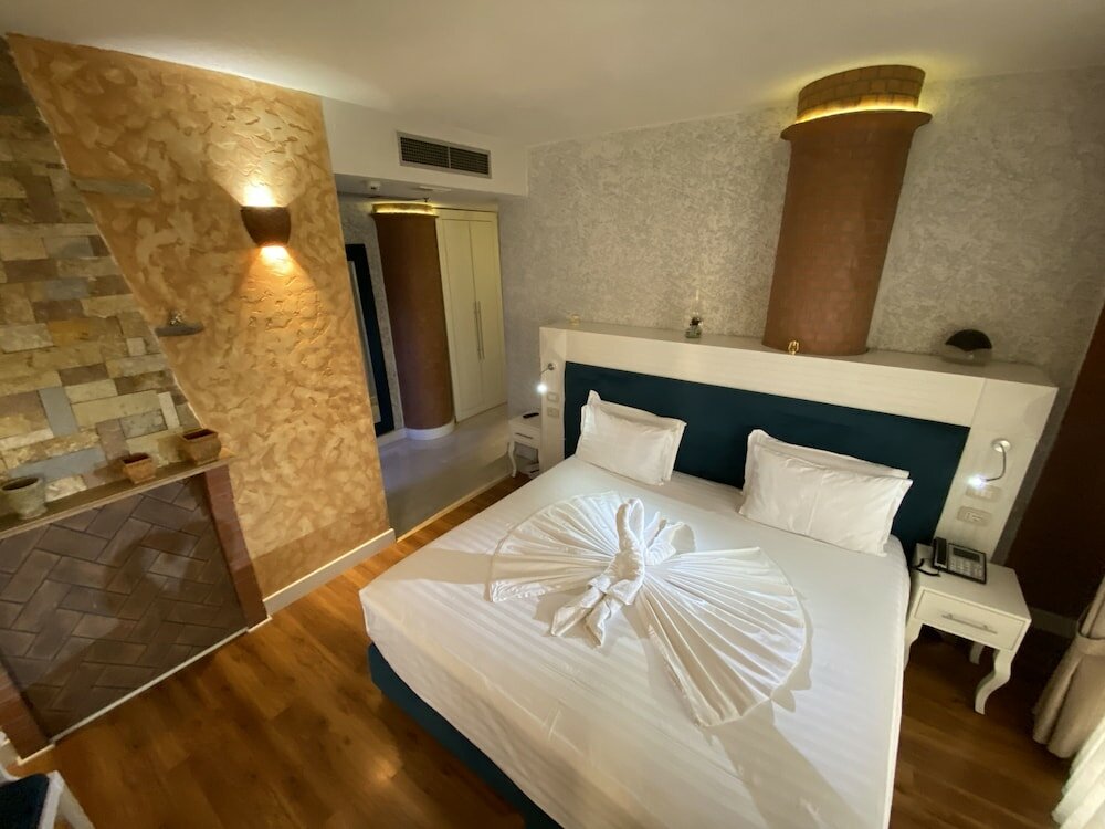 Фото The Red Bricks Hotel