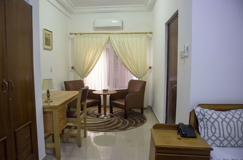 Фото His Majesty's Hotel and Apartments