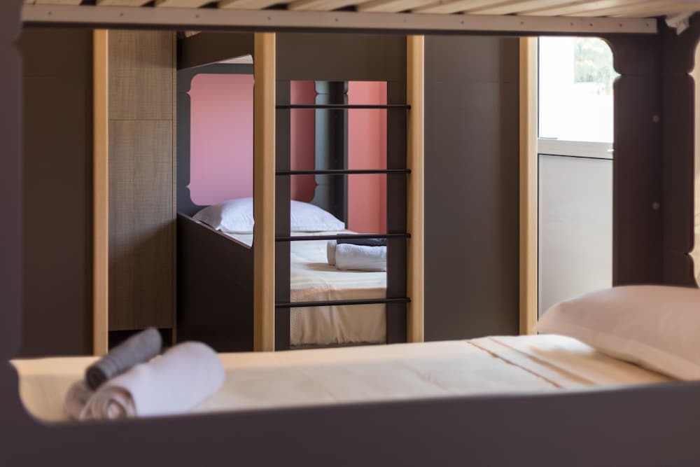 Фото Local Hostel & Suites