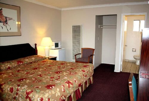 Гостиница Sunset Inn and Suites в Вест Сакраменто