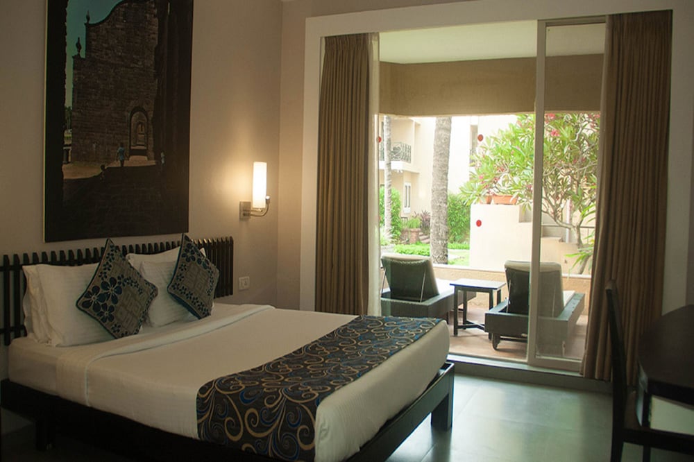 Фото Whispering Palms Beach Resort