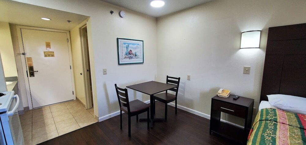 Фото Plano Inn & Suites