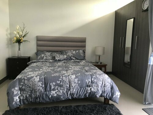 Гостиница Alliyah's Townhouse в Кесон-Сити