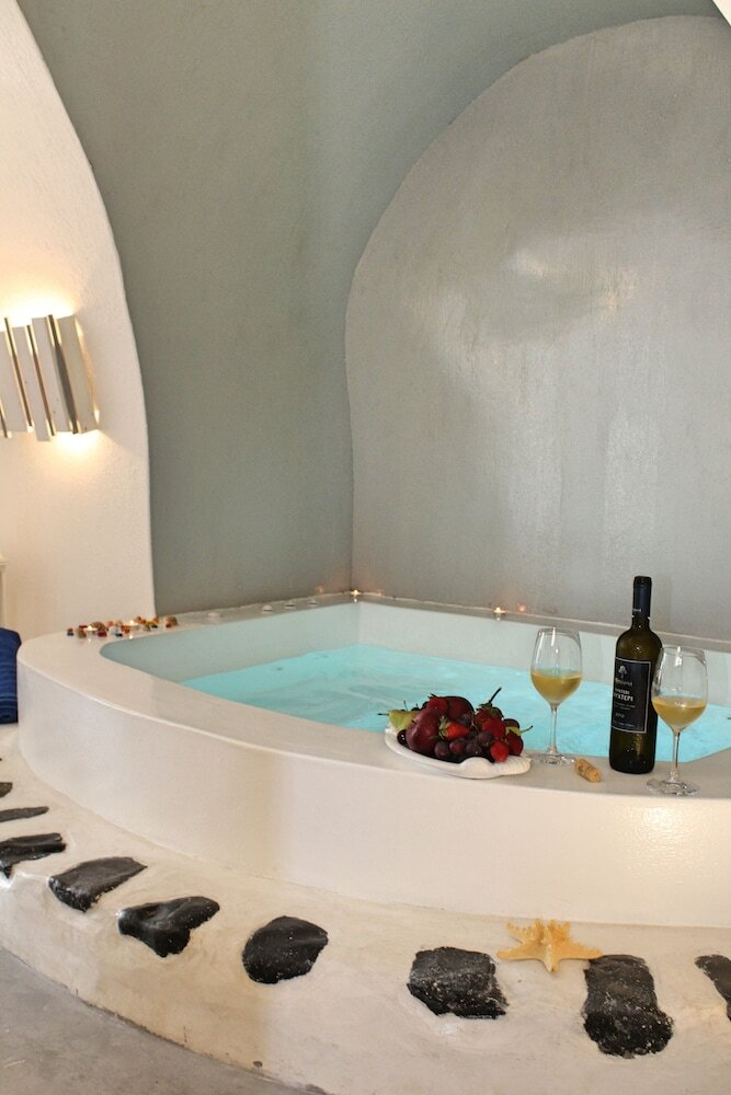 Фото Linos Suites