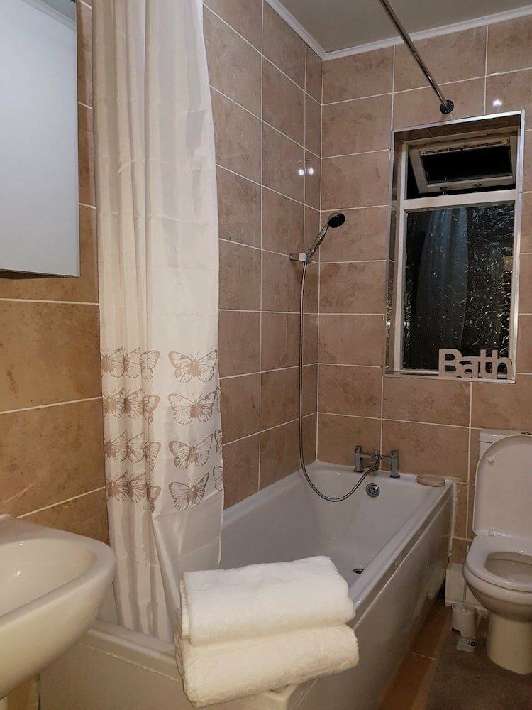 Hotel Hinde Holiday Home, England, photo