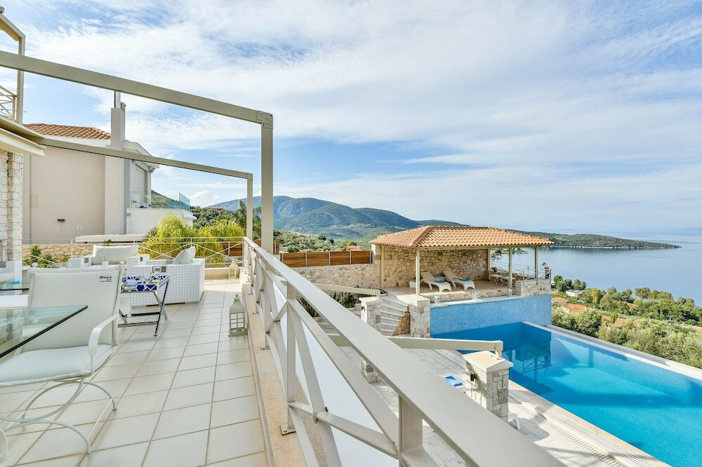Фото Villa with Striking views over the infinity Pool