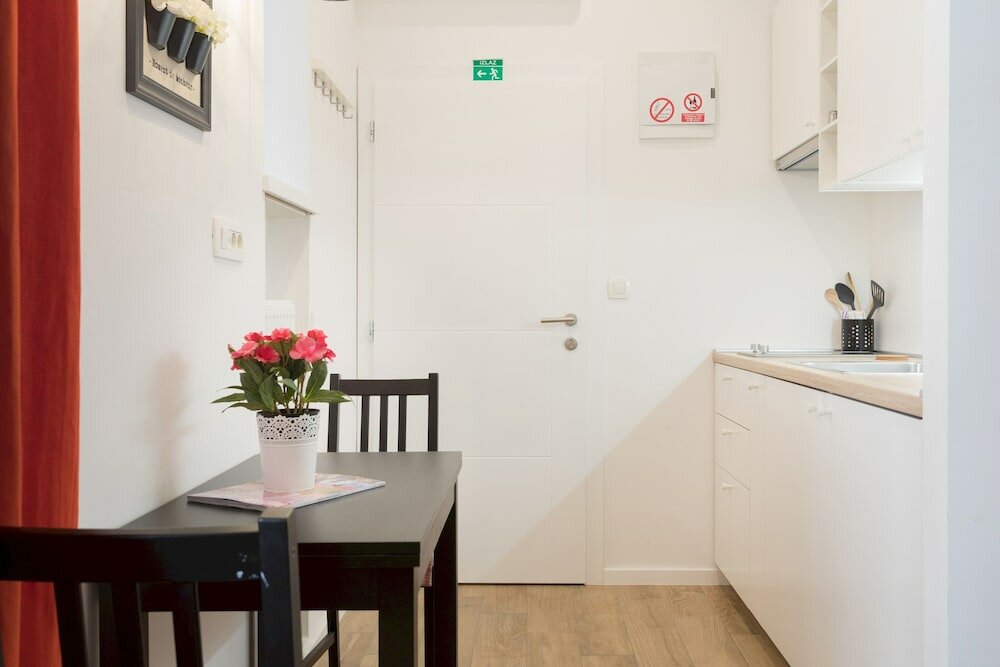 Фото Cute Studio With Beautiful Balcony in the Center!