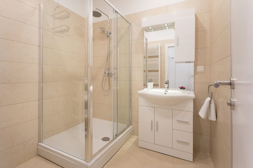 Фото Bright and Spacious Apartment in the City Center!