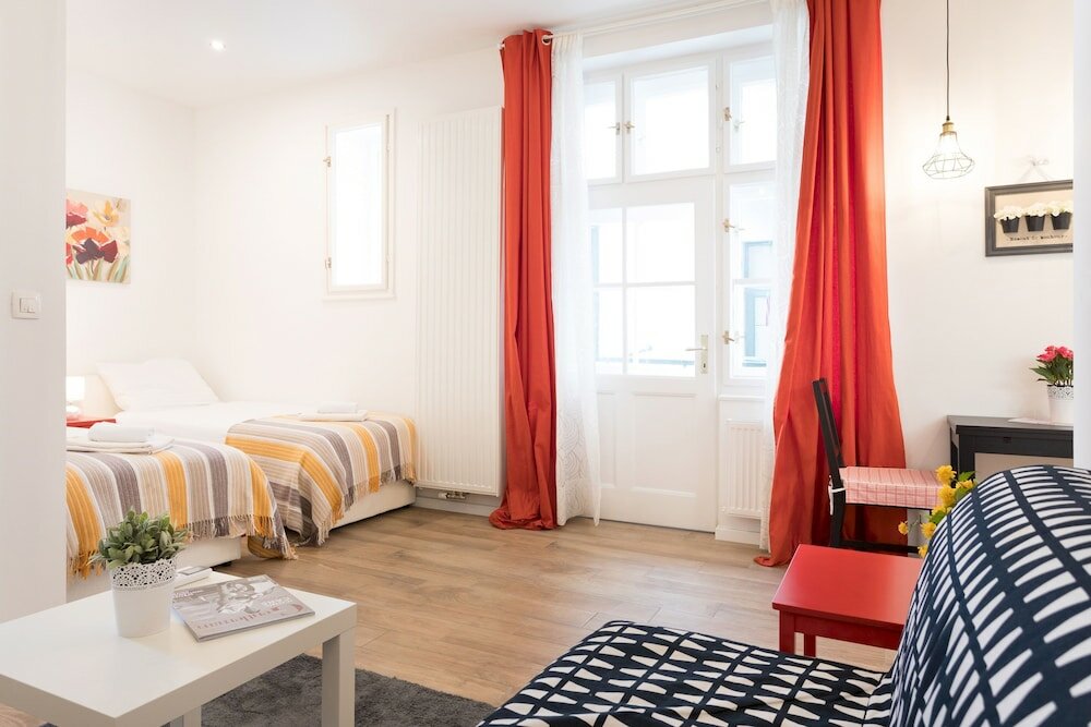 Фото Cute Studio With Beautiful Balcony in the Center!