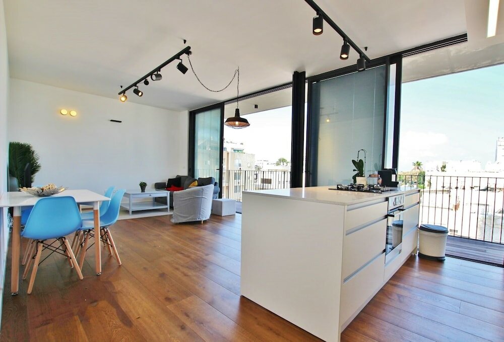 Фото 2 Bedroom Apartment with Hot Tub Facing Bograshov Beach