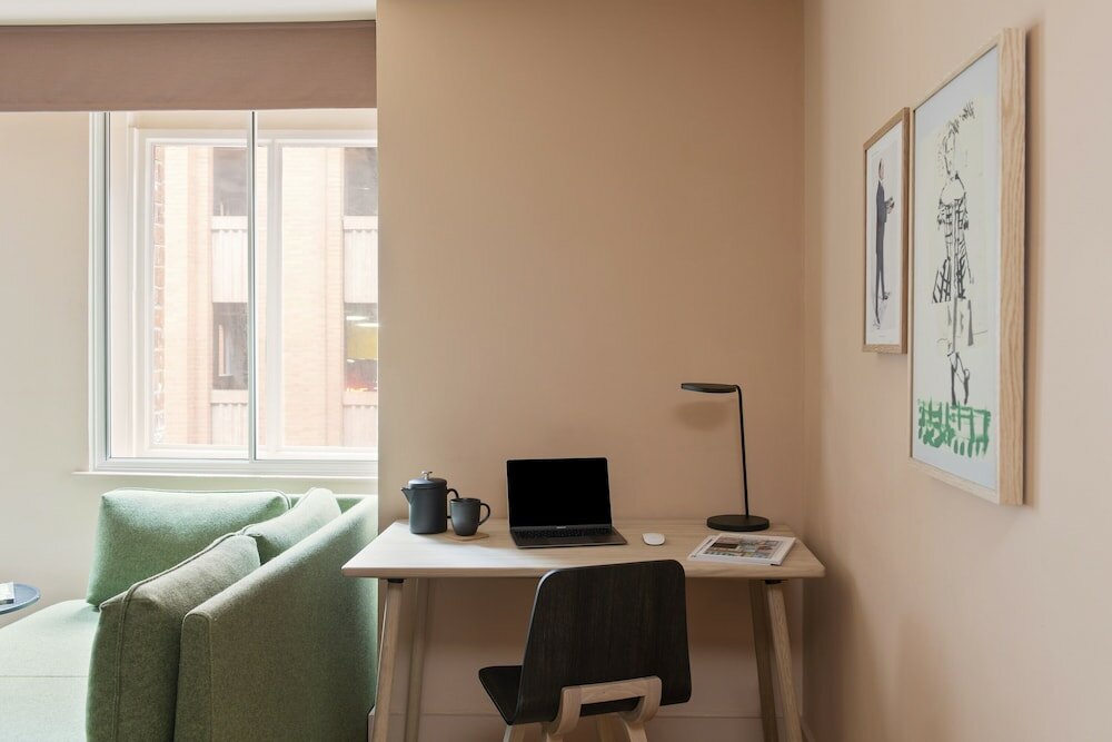 Фото Whitworth Locke