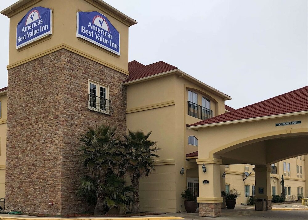 Фото Americas Best Value Inn & Suites Gun Barrel City