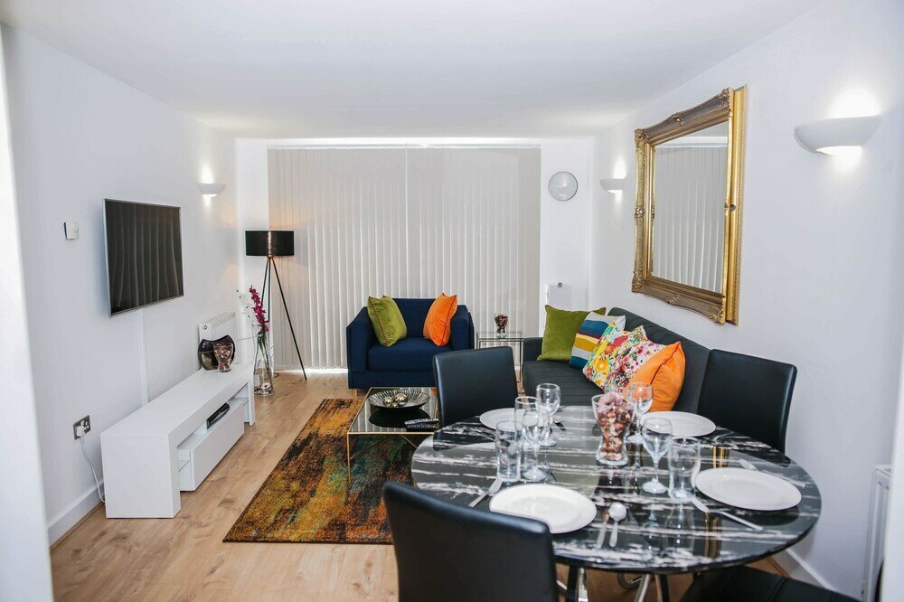 Фото Riverside 2 Bed Apartment