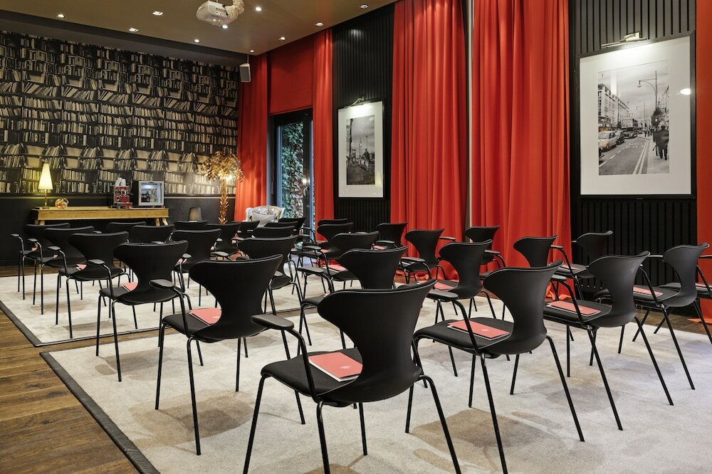 Фото The George Hotel