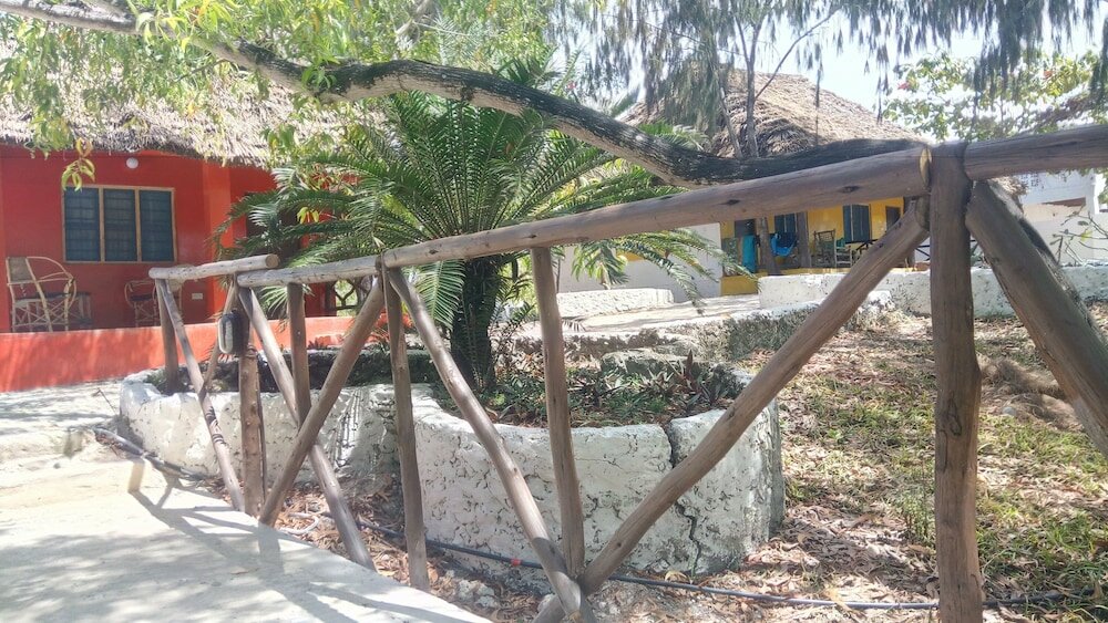 Фото Twisted Palms Lodge & Restaurant