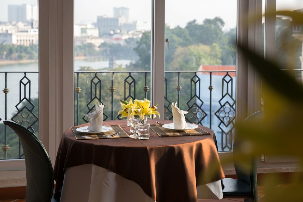 Фото Lakeside Palace Hotel