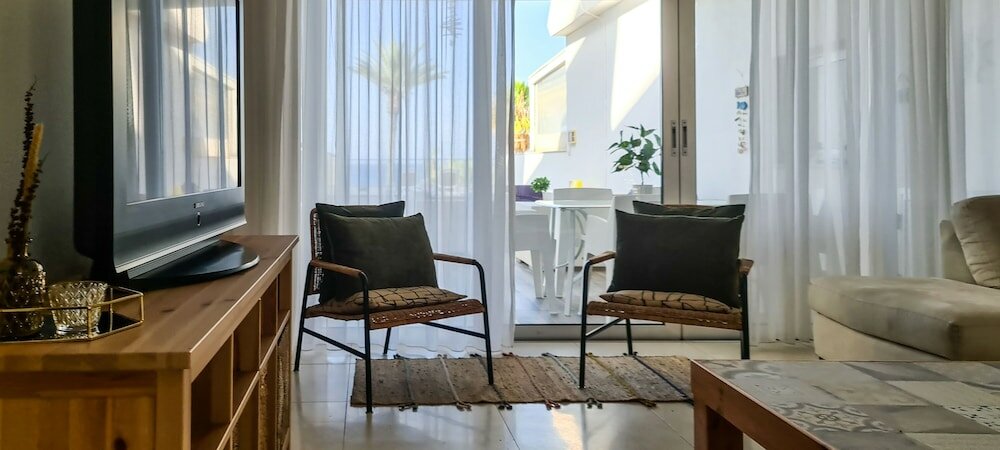 Фото Phaedrus Living Seafront Pallini Court