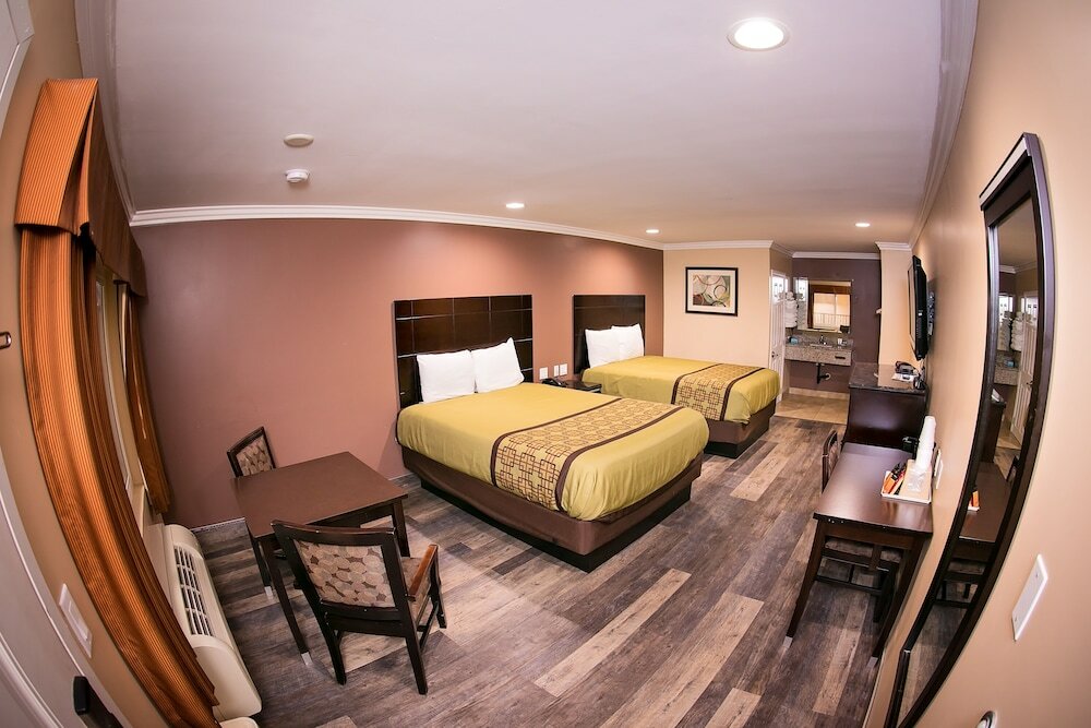 Фото Rodeway Inn & Suites