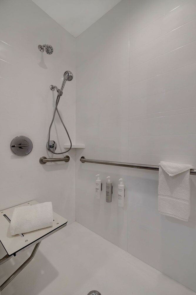 Фото Hampton Inn & Suites Marina