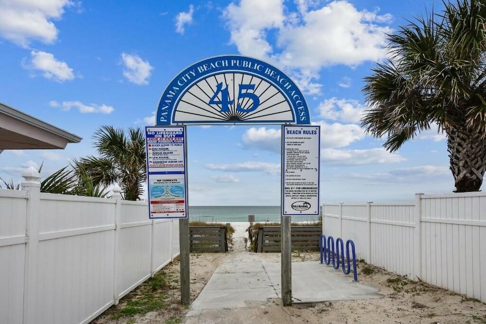 Фото Happy Herron by Book That Condo