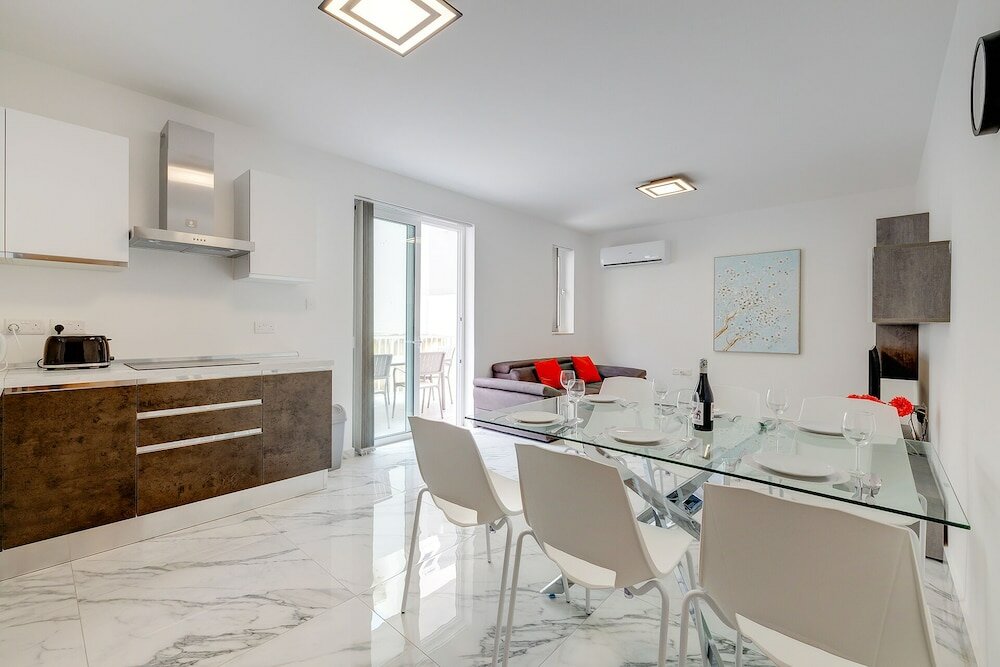 Фото Cosy Apartment Steps to St George's Bay