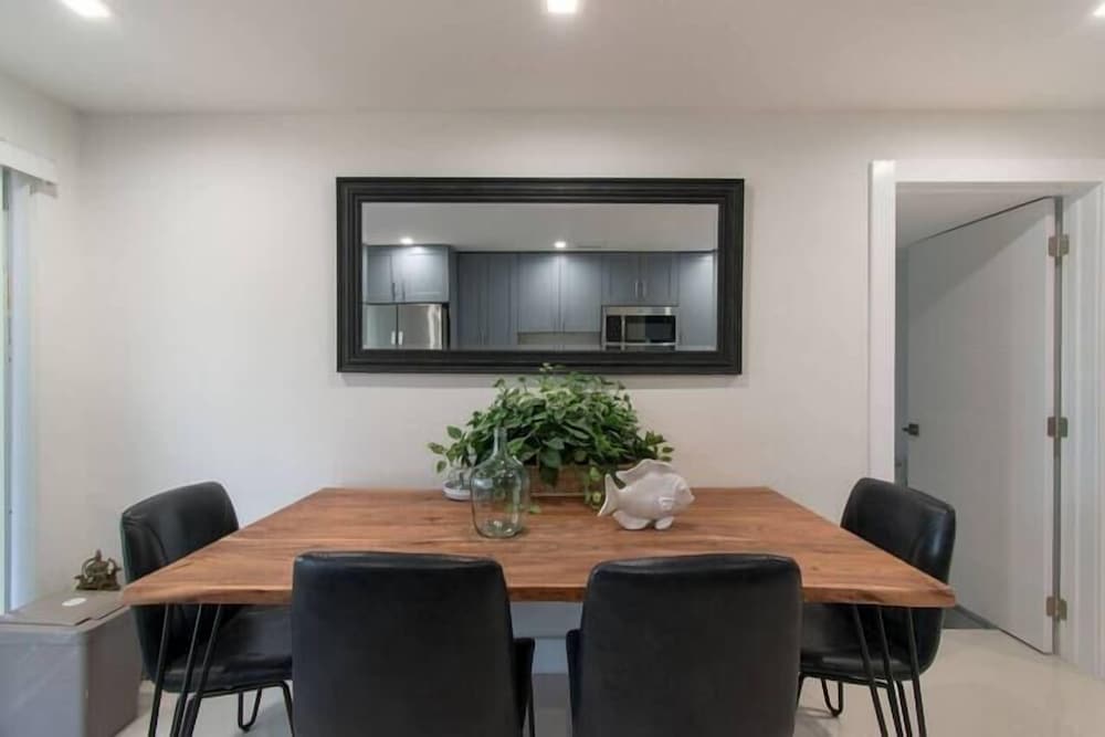 Фото Renovated2 Br with Private Hot tub