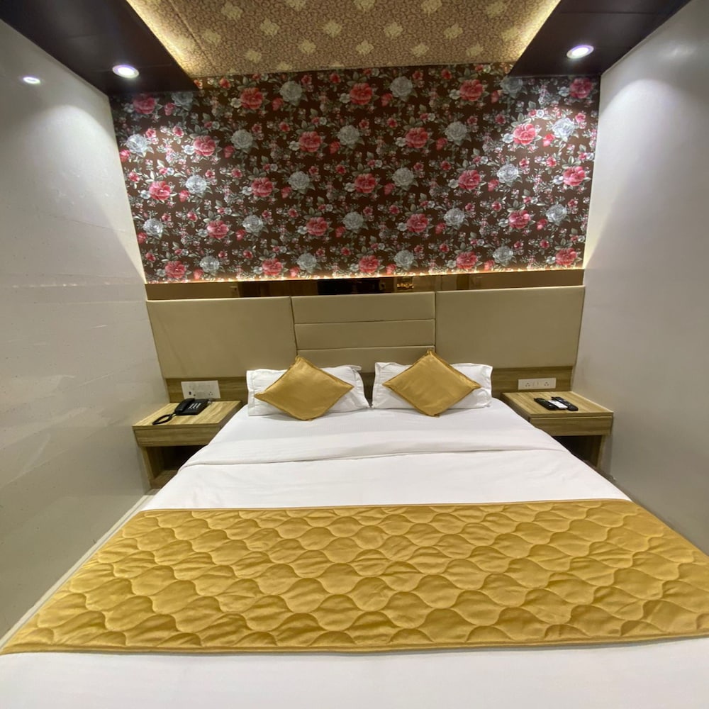 Фото Hotel Bkc Crown - Near Trade Centre