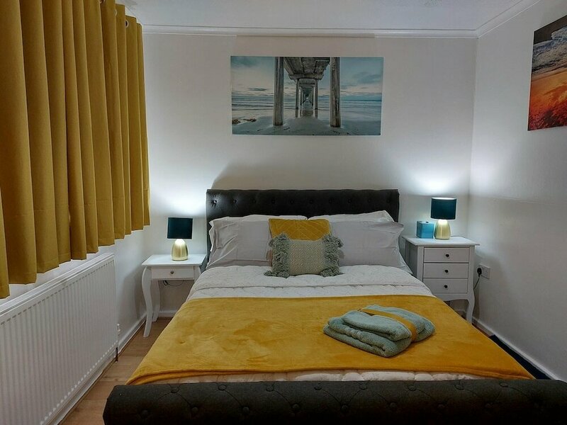 Гостиница Lovely 2-bed House in the Heart of Woodhouse