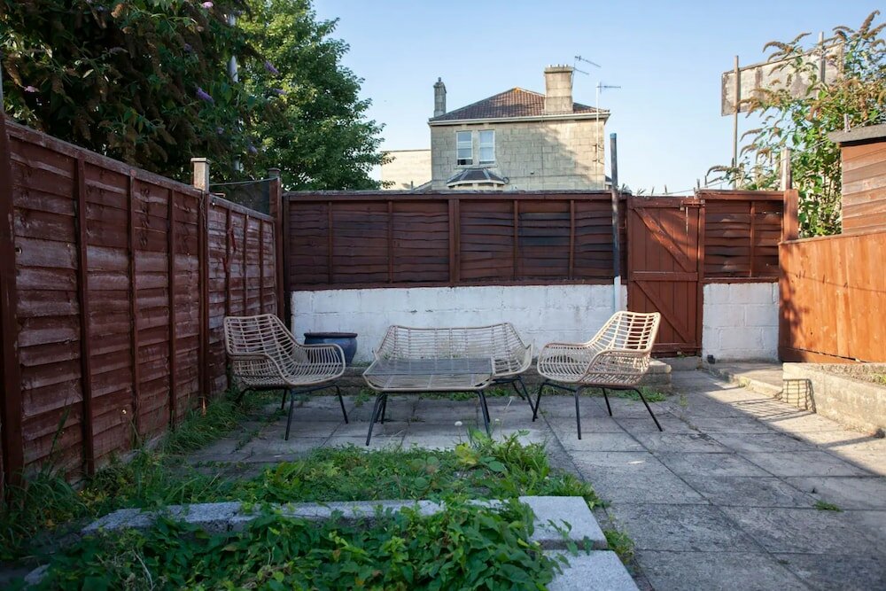 Фото Homely 3 Bedroom House in Bath