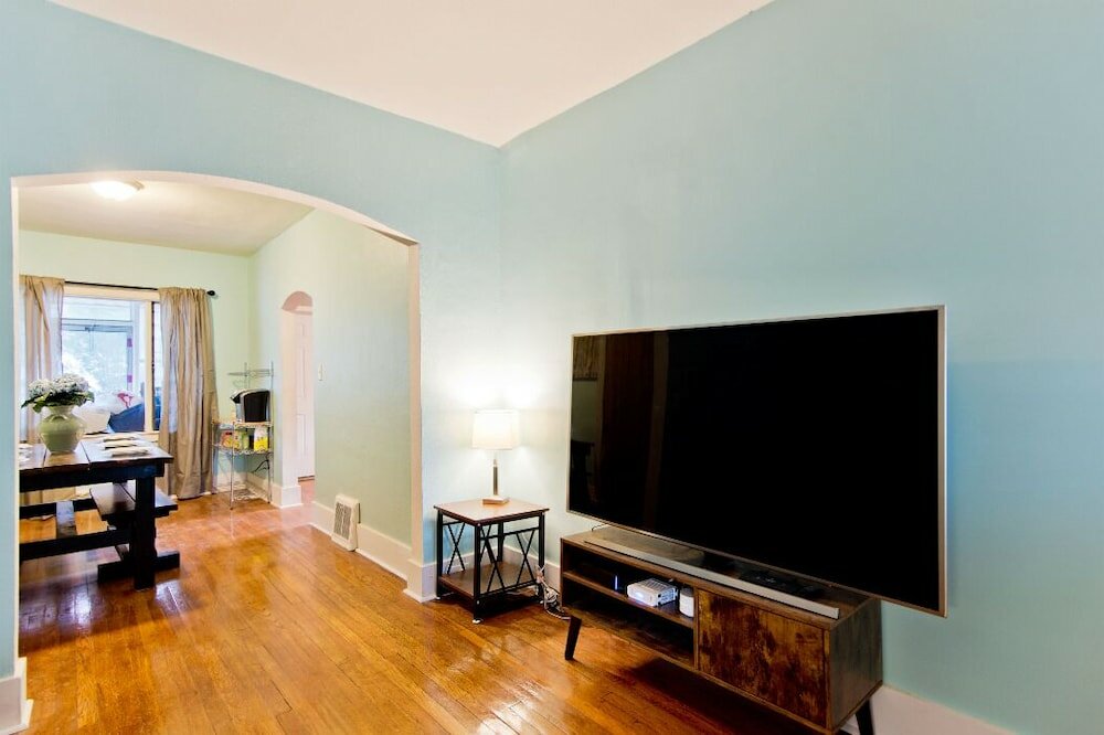 Фото Amazing 5 Bedroom Downtown Ferndale House