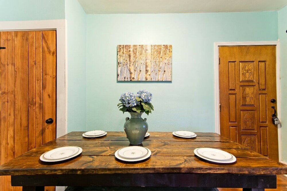 Фото Amazing 5 Bedroom Downtown Ferndale House