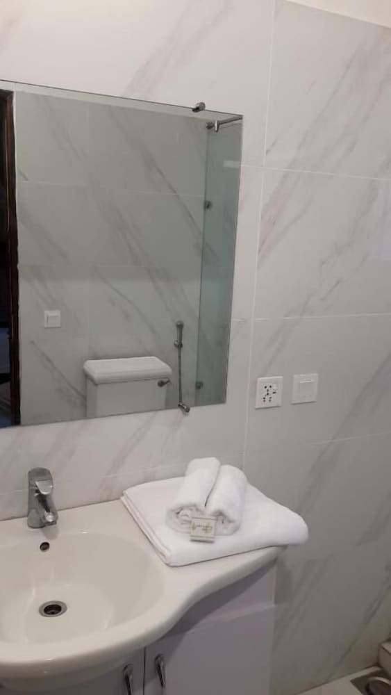 Фото MaryLeena Hotel Gulberg Lahore