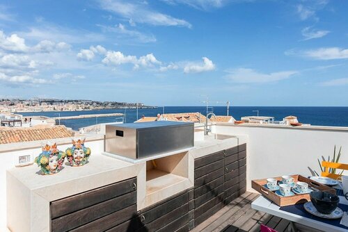 Апартаменты Mirror Apartment With Seaview Terrace
