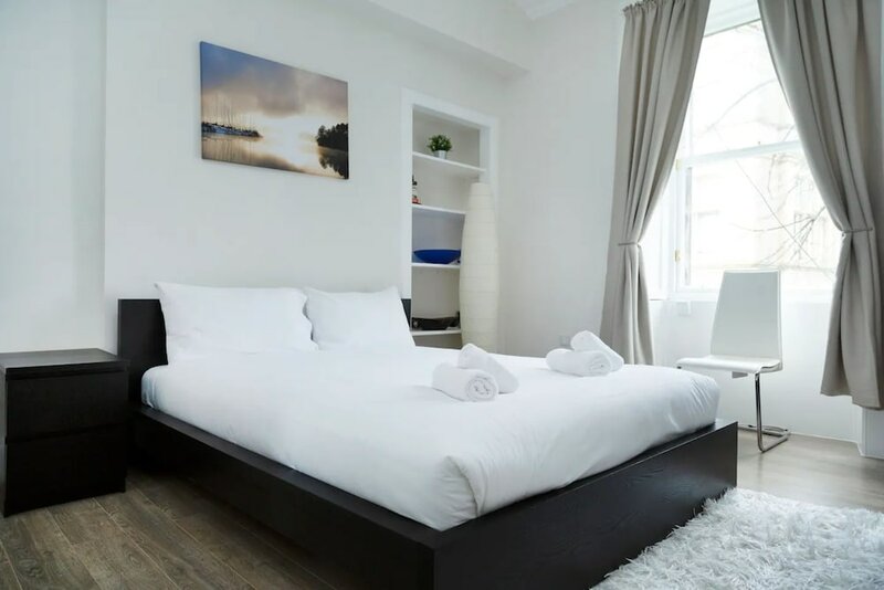Гостиница Bright 2 Bedroom Flat Next to Meadows Park в Эдинбурге