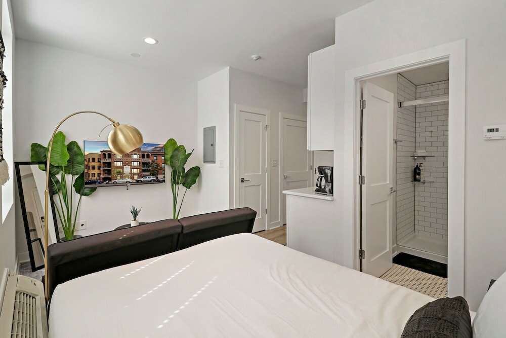 Фото Nice & Comfy Studio Apt in Uptown