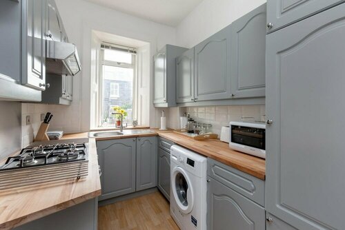 Гостиница 414 Spacious 2 Bedroom Ground Floor Apartment Near Leith в Эдинбурге
