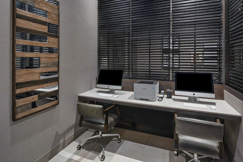 Фото Holiday Inn Express Boston Logan Airport - Revere, an Ihg Hotel