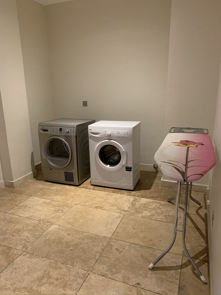 Фото Euneva Court Townhouses - Bentley Place