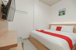RedDoorz Plus near Rs Rk Charitas 2 Palembang (South Sumatra, Palembang, Jalan Jenderal Sudirman), hotel