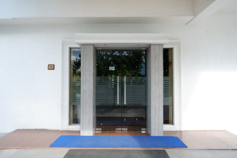 Фото RedDoorz Plus @ Cameloan Hotel Palu