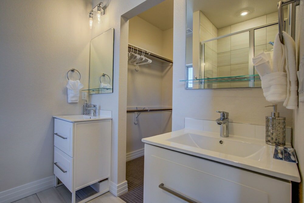 Фото Downtown Skyline Rooftop Patio Modern Townhome