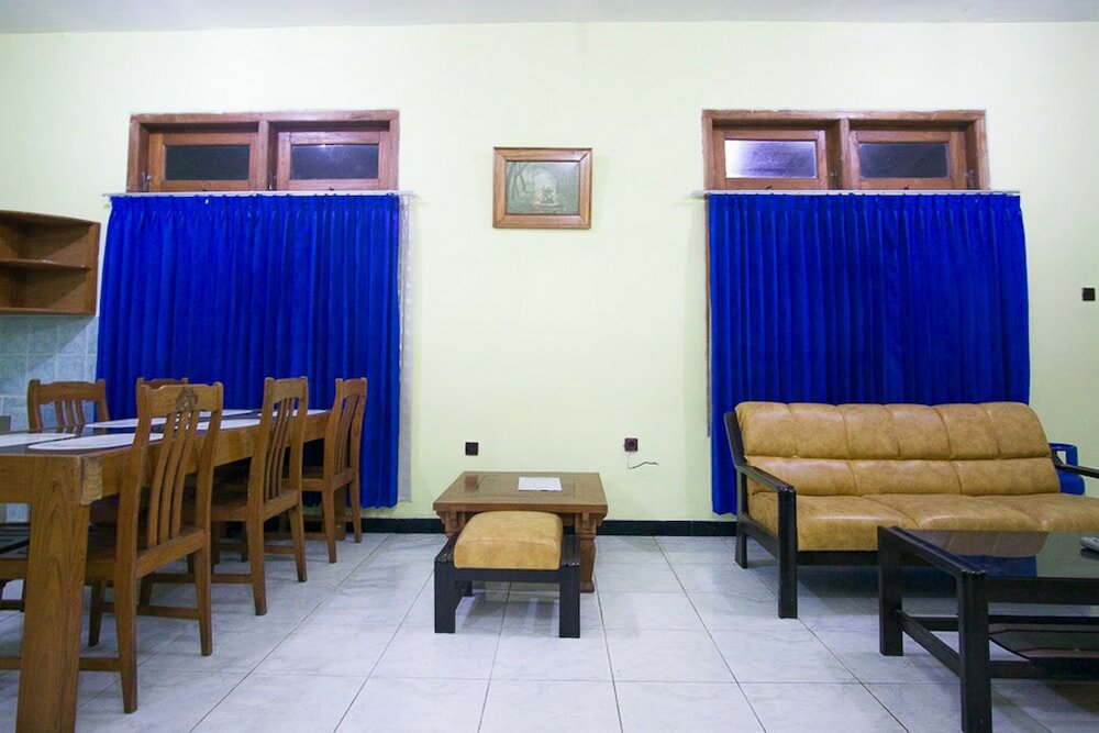 Фото RedDoorz Plus @ Jalan Raya Pasir Putih