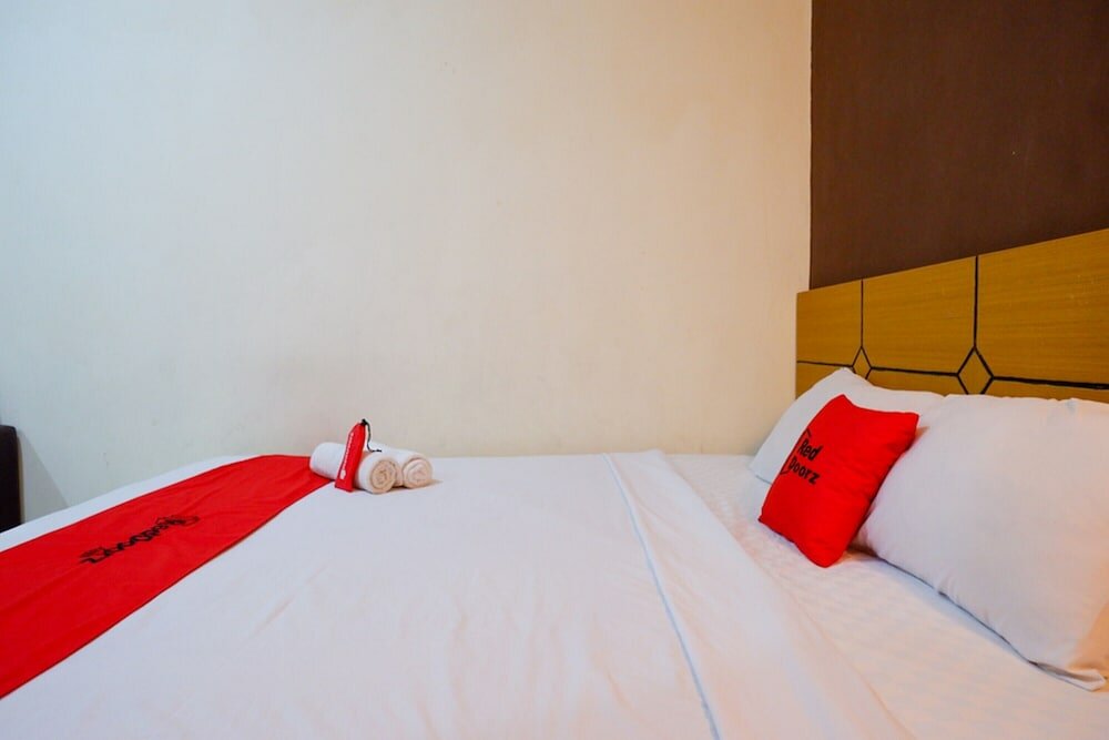 Фото RedDoorz near Monumen Habibi Ainun