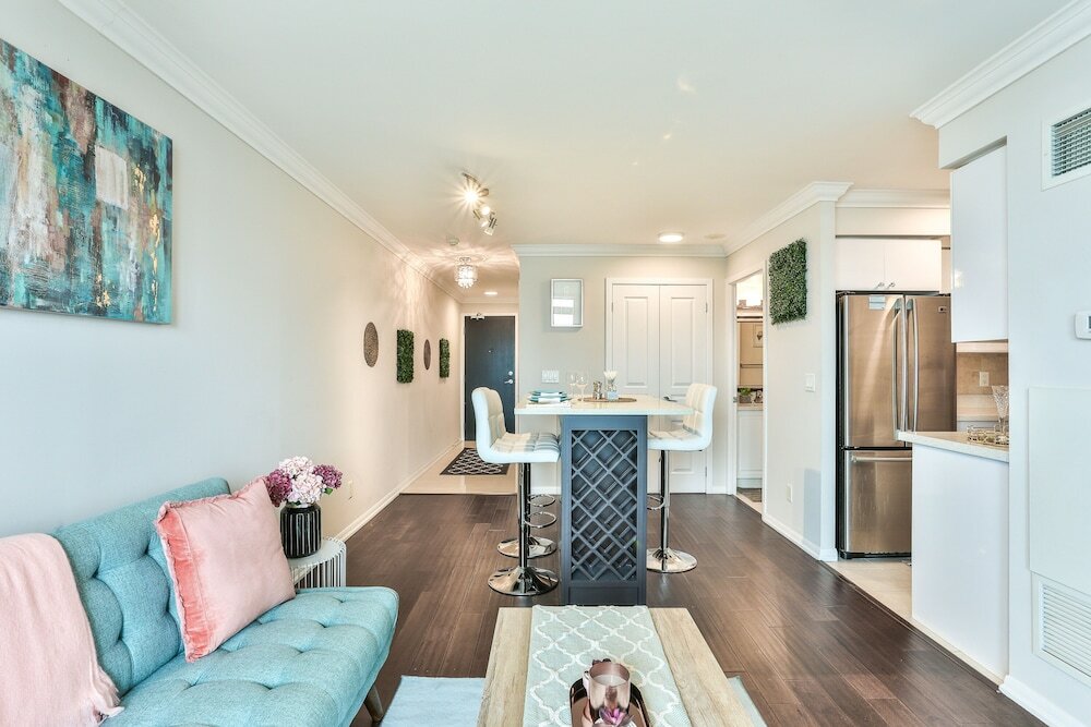 Фото Lively Urban Condo in Old Toronto